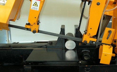 新津数控带锯床自动送料精度会出现偏差吗？