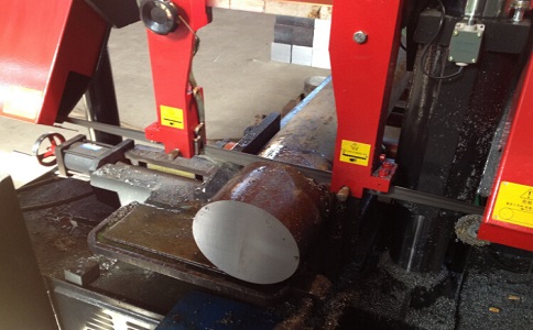 新津卧式带锯床加工时出现明显振荡如何排查？