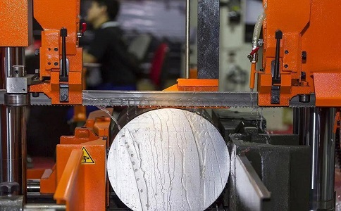 新津立式金属带锯床切削出现跑带故障解决方法！